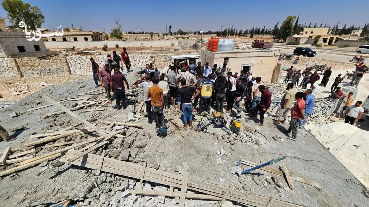 فرق الإنقاذ تسابق الزمن لإنقاذ عمال محاصرين تحت أنقاض مبنى منهار في الزربة بحلب