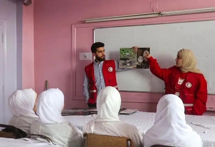 حماة: حملة توعية بمخاطر مخلفات الحرب في قمحانة تستهدف المعلمين والطلاب