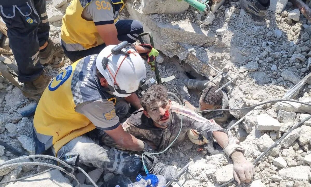 مأساة في ريف حلب: مصرع طفل ورجل بانهيار مبنى قيد الإنشاء وإنقاذ ثمانية آخرين