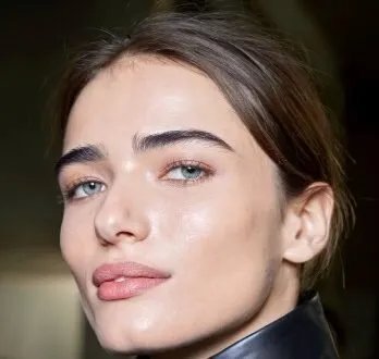 دليل شامل لبشرة حساسة: روتين صباحي لطيف وفعال لبشرة صحية