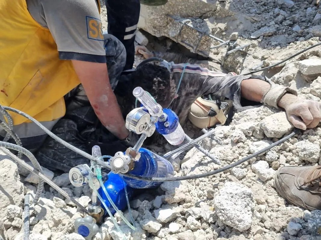 انهيار مبنى قيد الإنشاء في ريف حلب الجنوبي: فرق الإنقاذ تسابق الزمن