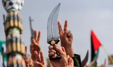 تصاعد التوتر في البحر الأحمر: عقوبات يمنية تطال شركات شحن عالمية بسبب التعامل مع إسرائيل