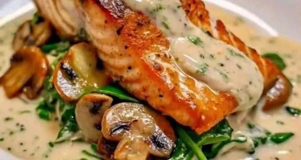 وصفة شهية: سمك السلمون بصلصة الزبدة والثوم مع السبانخ والفطر