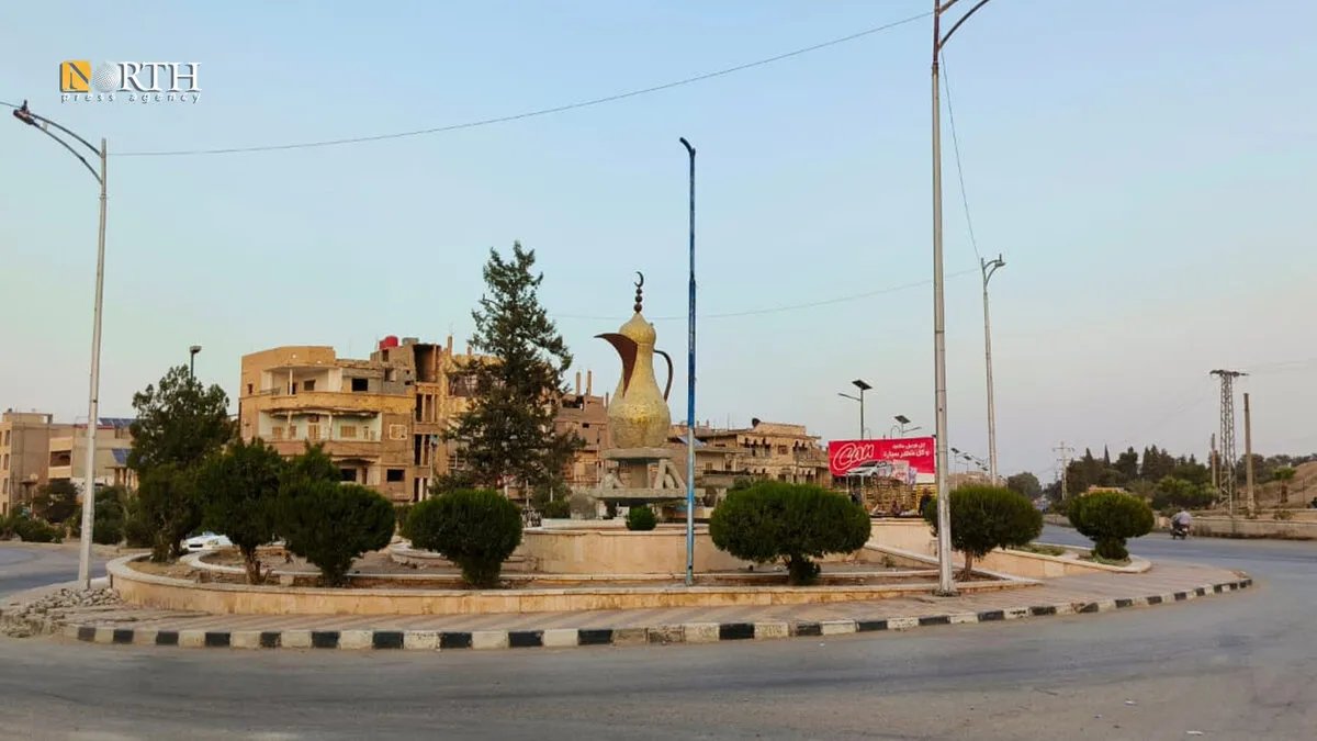 مأساة في دير الزور: انفجار قنبلة يبتر قدمي شاب في حي الحميدية