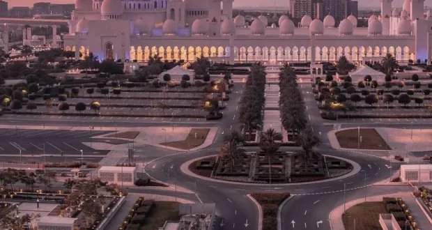 جامع الشيخ زايد الكبير في أبوظبي يتألق عالمياً: ثامن أفضل معلم جذب سياحي والأول في الشرق الأوسط