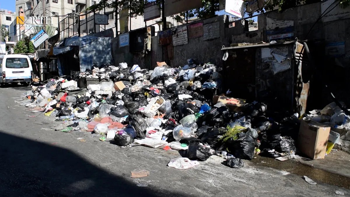 تذمر سكان حي المزة 86 بدمشق من تراكم النفايات وتقاعس البلدية