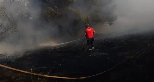 اليونان تسيطر على حريق غابات أثينا مع استمرار إجلاء السكان تحسباً للرياح