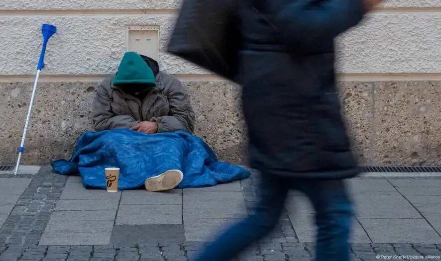 تزايد الاعتماد على الإعانات: لماذا يجد الألمان صعوبة في تغطية نفقات المعيشة رغم عملهم؟