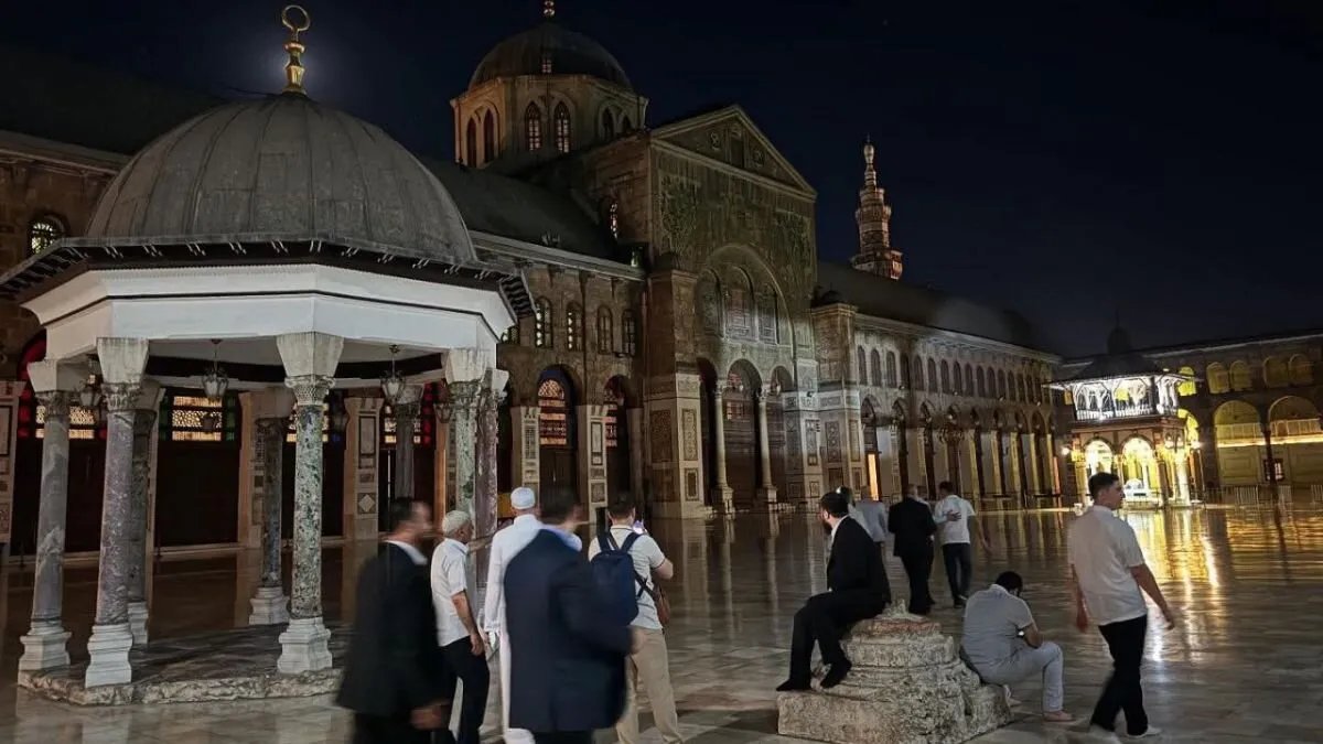 جدل حول قيادة سيارة في باحة الجامع الأموي بدمشق.. و"الأوقاف" توضح ملابسات الحادثة