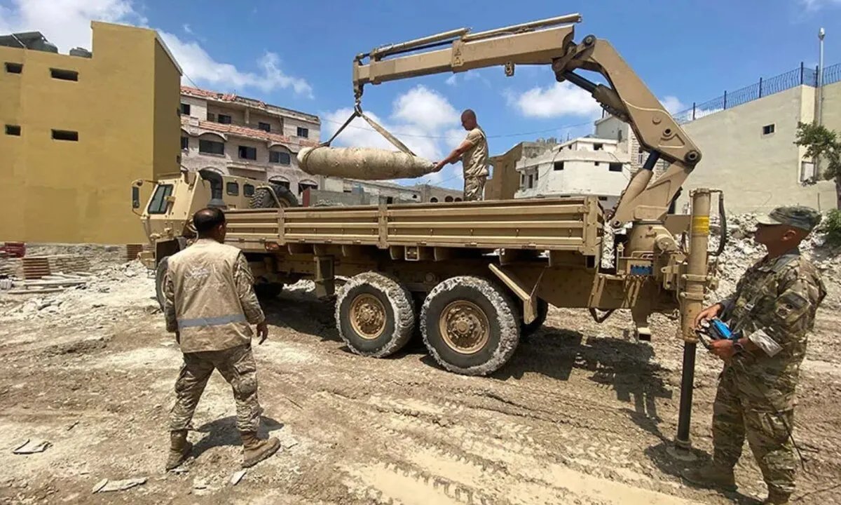 مصرع ستة جنود لبنانيين في انفجار مستودع أسلحة: الجيش يحقق والأصابع تتجه نحو 'حزب الله'