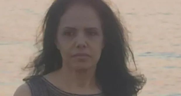 في قيظ الحر: قصة يأس وأمل بين أشعة الشمس وظلال الأشجار