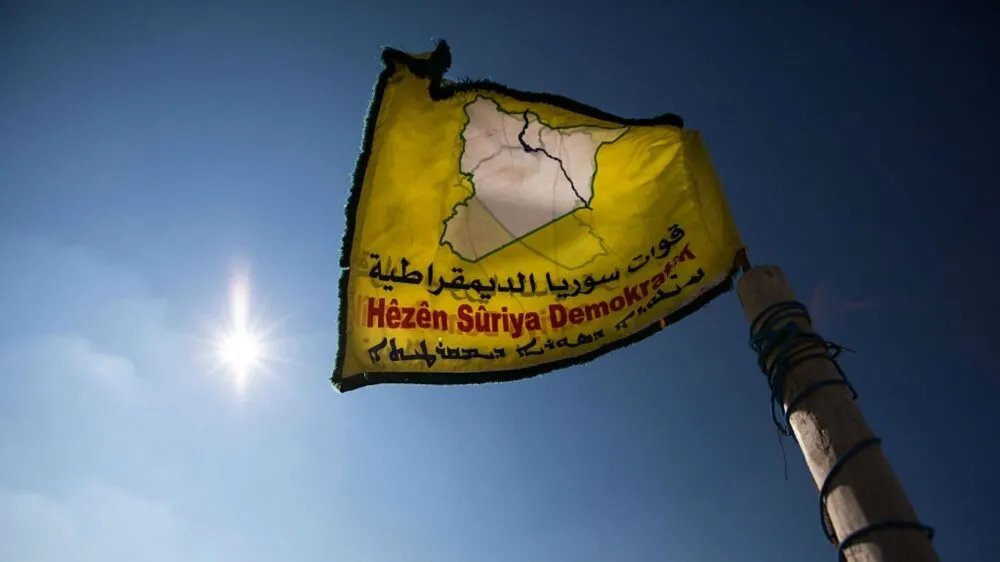 قسد تشدد إجراءاتها الأمنية في الرقة وتحقق مع موظفين بسبب زيارات إلى دمشق