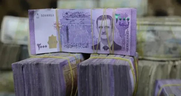 الليرة السورية تنتعش طفيفًا في السوق السوداء وسط تثبيت رسمي للدولار