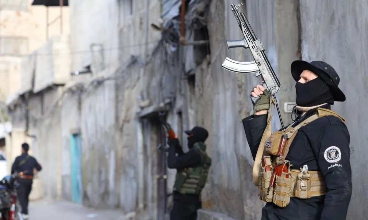 عملية أمنية في ريف دمشق: القبض على مطلوبين وضبط أسلحة في برزة