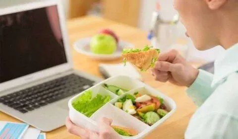 دليل شامل للوجبات الخفيفة الصحية: عزز طاقتك وركز أثناء العمل