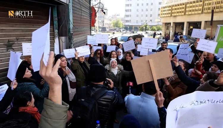 تراجع عن قرارات الفصل والإجازات: الحكومة السورية تعيد موظفين إلى وظائفهم بعد احتجاجات