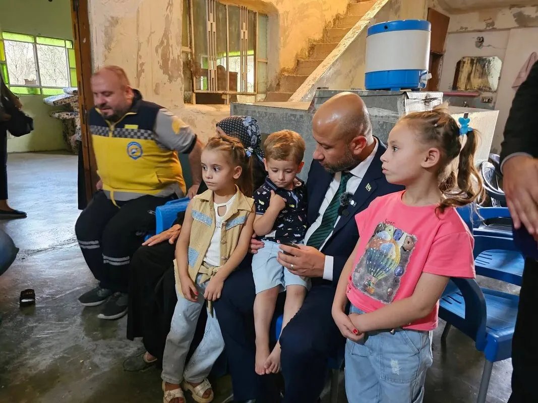 وزير الطوارئ يتفقد أسرة حمزة العمارين في نوى ويشدد على أهمية حماية العاملين في المجال الإنساني