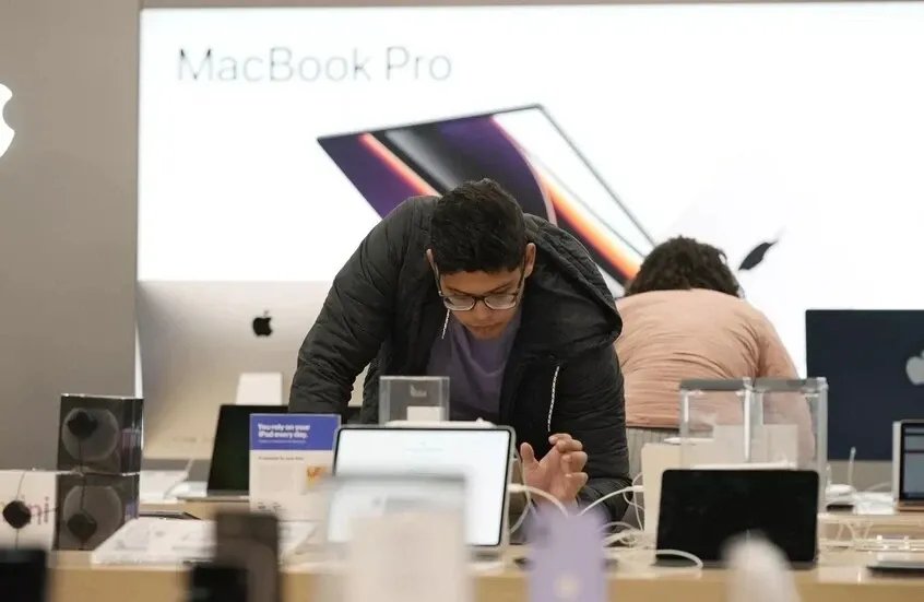 أمريكا تستعد لفرض رسوم جديدة على الإلكترونيات: دعم الصناعة المحلية أم حرب تجارية؟