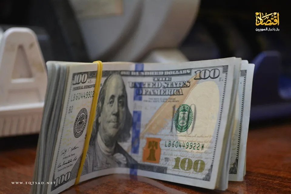 خبير اقتصادي سوري يحذر: ارتفاع سعر الدولار أمر لا مفر منه في ظل الظروف الحالية