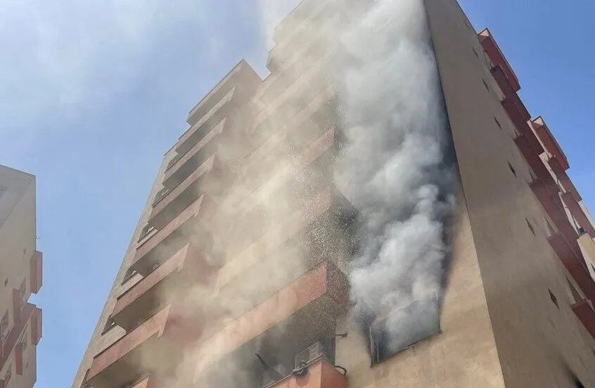 الدفاع المدني العراقي ينقذ عائلات وأطفالاً من حريق في شقة بمجمع الزهور ببغداد