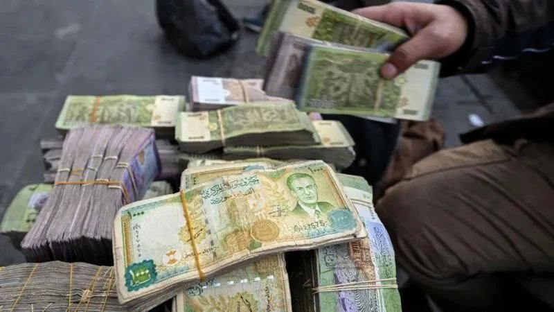 تحديث فوري: أسعار صرف الدولار واليورو والذهب مقابل الليرة السورية في السوق السوداء، الأربعاء 13 أغسطس 2025