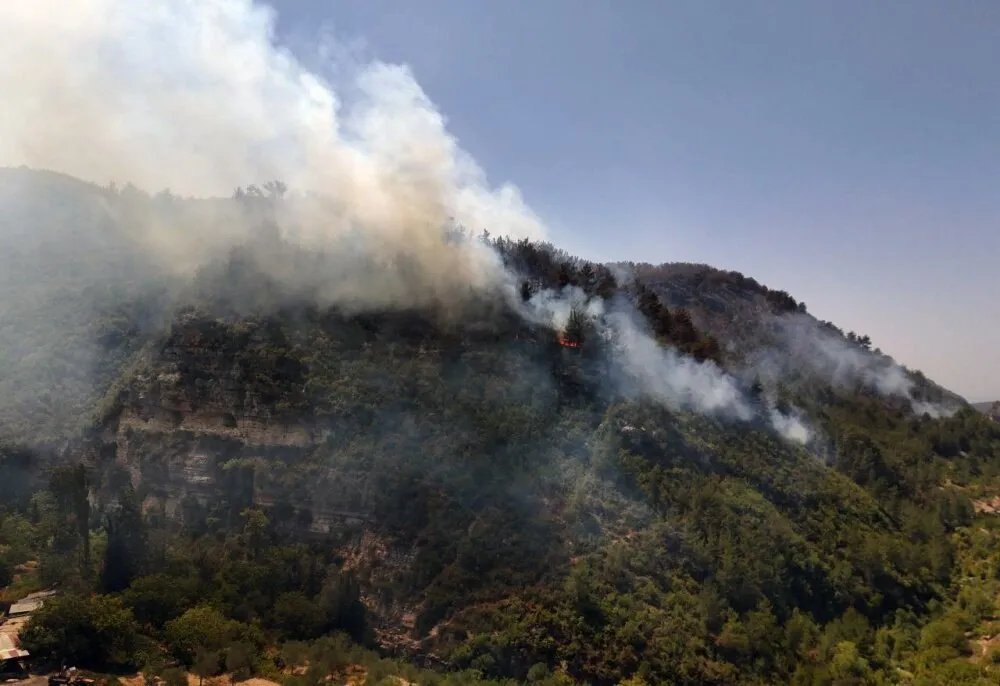 السيطرة على خمسة حرائق في اللاذقية وحماة وجهود مستمرة لإخماد حريقين آخرين