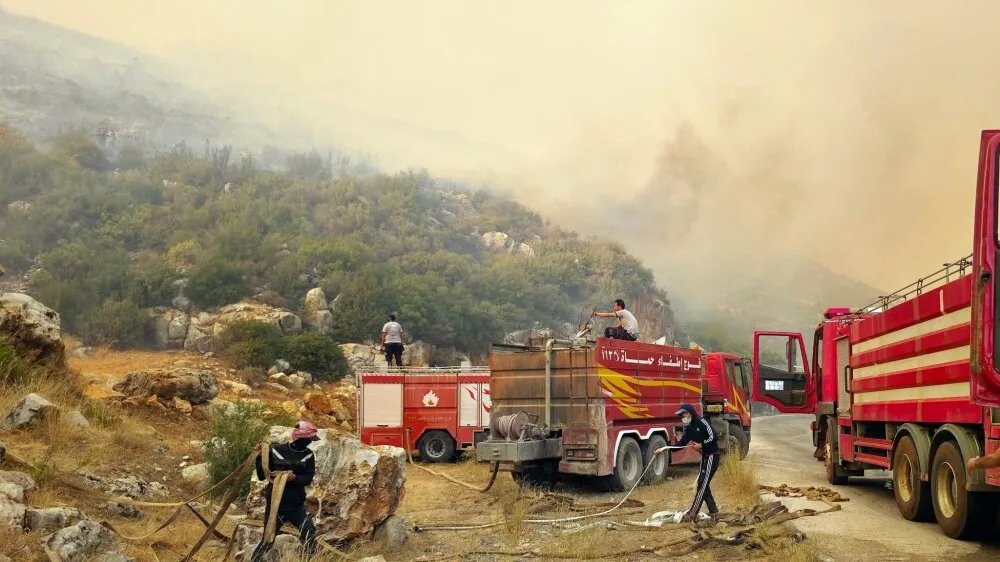 نزوح الأهالي جراء حرائق واسعة تجتاح ريفي حماة واللاذقية وسط جهود مضنية لإخمادها