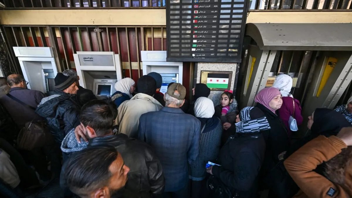 تسهيلات جديدة لصرف رواتب المتقاعدين في سوريا: رفع سقف السحب وتمديد ساعات العمل