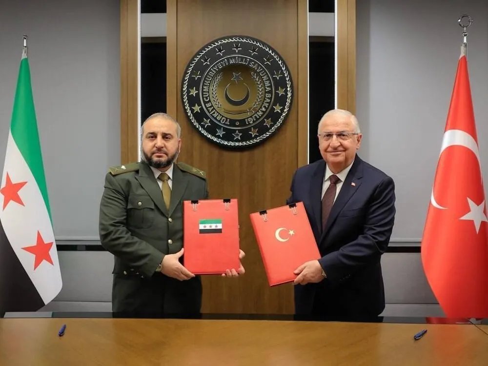 أنقرة: وزيرا الدفاع السوري والتركي يوقعان مذكرة تفاهم لتعزيز التعاون العسكري والأمني