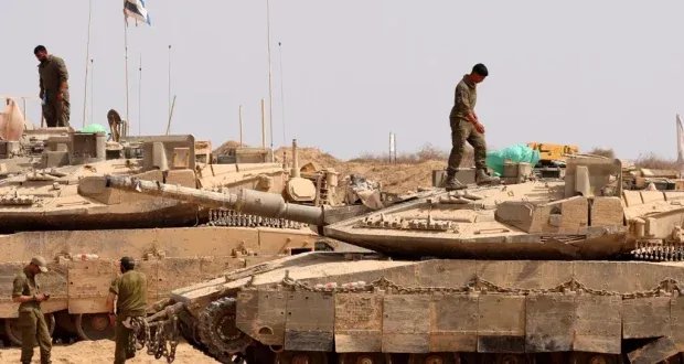 خلافات حول خطة غزة: القيادة السياسية الإسرائيلية تنتقد البطء والجيش يحذر من 'فخ استراتيجي'