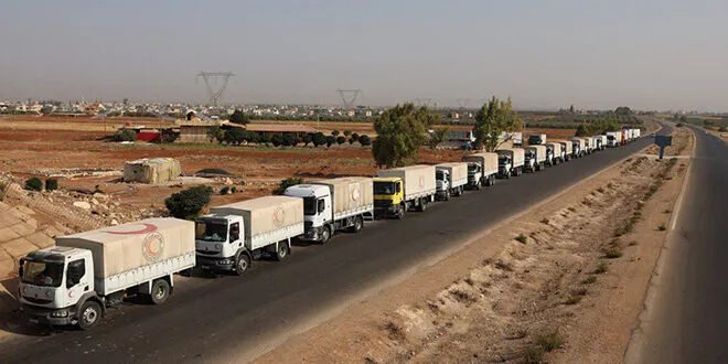 وصول قافلة مساعدات إغاثية من الهلال الأحمر العربي السوري إلى ريف درعا في طريقها إلى السويداء