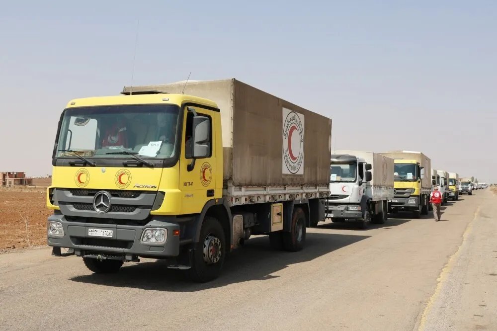 وصول قافلة مساعدات إنسانية إلى السويداء عبر ممر بصرى الشام