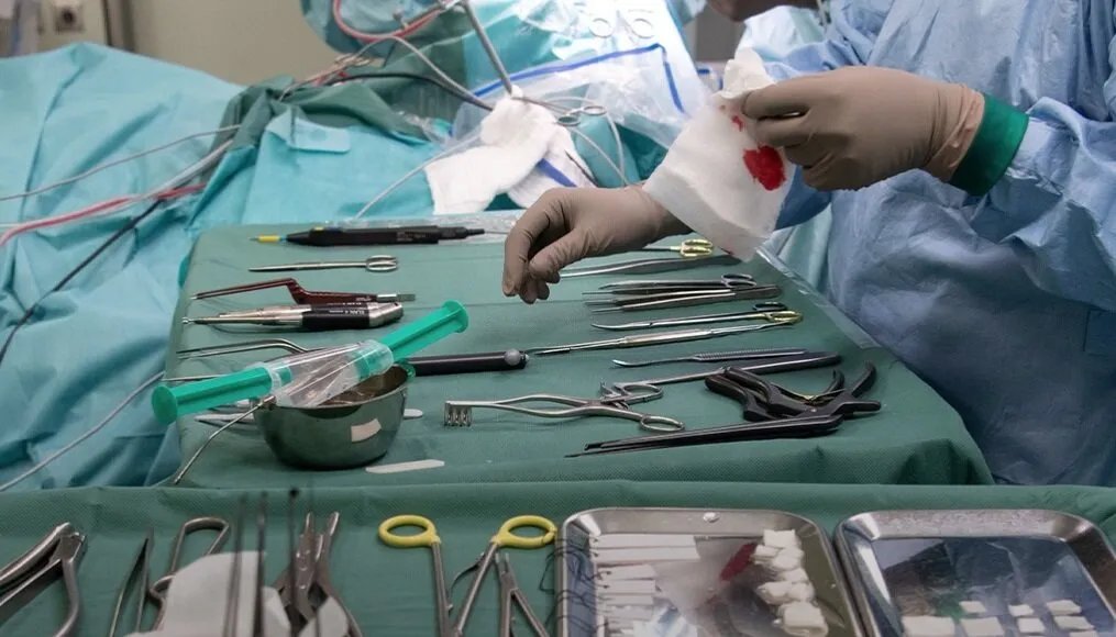 تحقيق في النمسا: جراحة تسمح لابنتها بحفر جمجمة مريض أثناء عملية دماغية