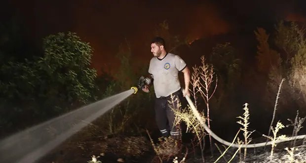 الدفاع المدني يحاصر حريقاً ضخماً في غابات اليمضية بريف اللاذقية بعد جهود مضنية