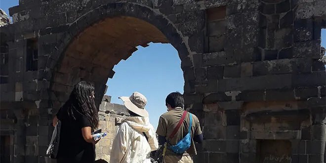 إقبال سياحي على بصرى الشام: زوار من مختلف القارات يشيدون بتاريخها العريق