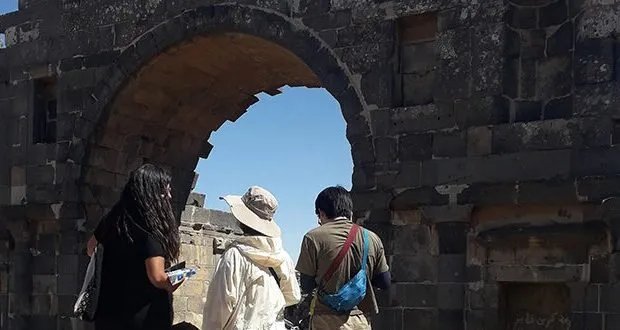 إقبال سياحي على بصرى الشام: زوار من مختلف القارات يشيدون بتاريخها العريق