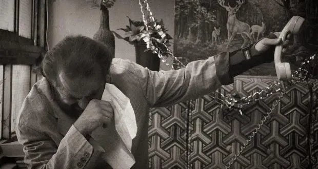 "كل عار وأنتم بخير": مسرحية الأخوين ملص تثير التساؤلات على خشبة المسرح القومي في طرطوس