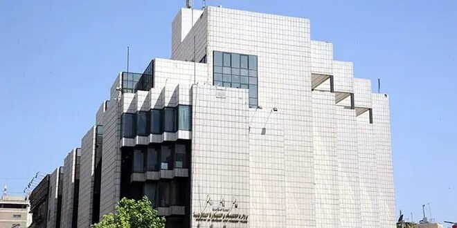 الاقتصاد السورية تحظر استيراد 15 صنفاً من الخضار والفواكه في سبتمبر