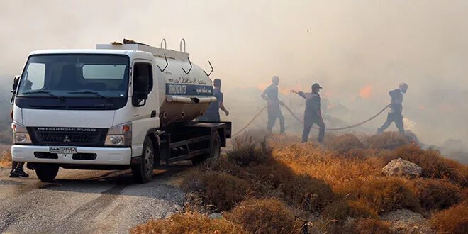 فرق الإطفاء والأهالي يتكاتفون لإخماد حريق هائل في سهل الغاب