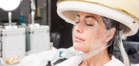 حمام البخار للشعر: استعادة النعومة والصحة لشعرك من الجذور إلى الأطراف