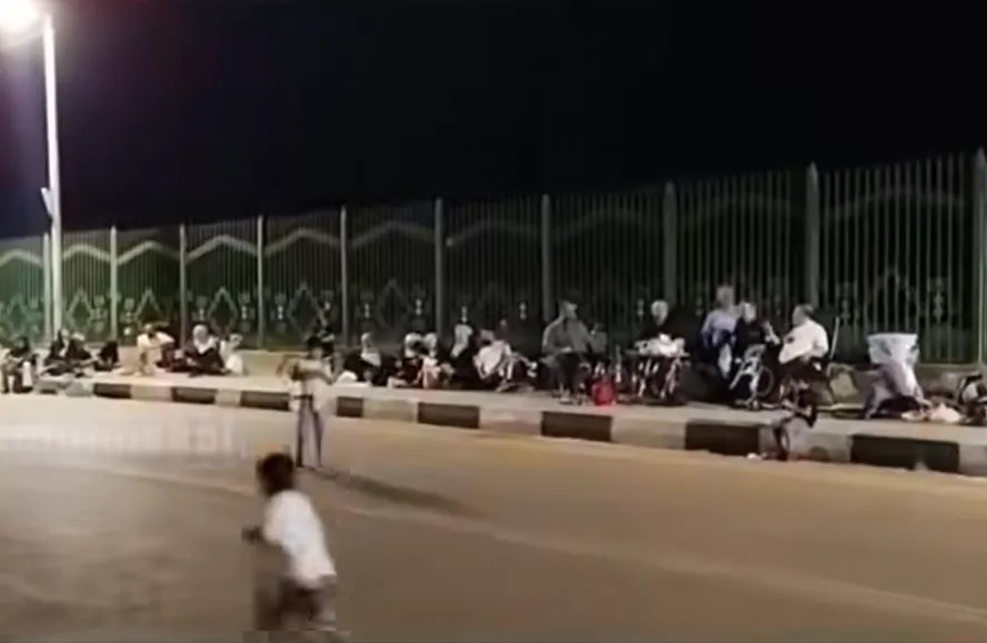 موجة الحر وانقطاع الكهرباء يدفعان السوريين إلى الساحات العامة بحثًا عن الراحة