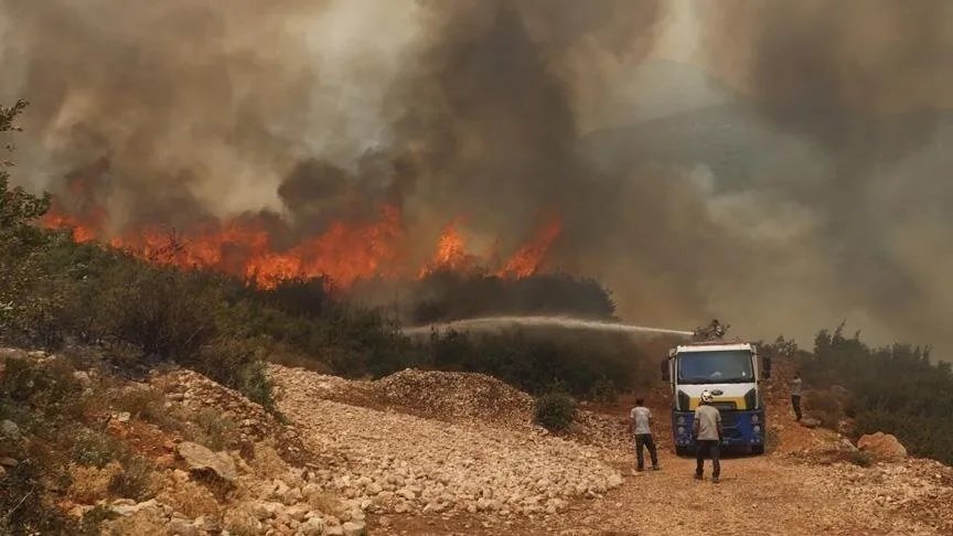 الدفاع المدني السوري يسيطر على 6 حرائق غابات في 4 محافظات وسط استمرار جهود الإخماد