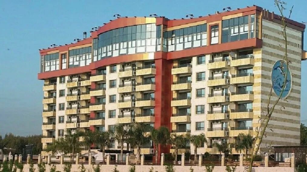 استيلاء على منتجع "هوليدي بيتش" في طرطوس يثير الجدل: مصادرة أملاك رجل أعمال و اتهامات بـ "الاستحواذ غير القانوني"