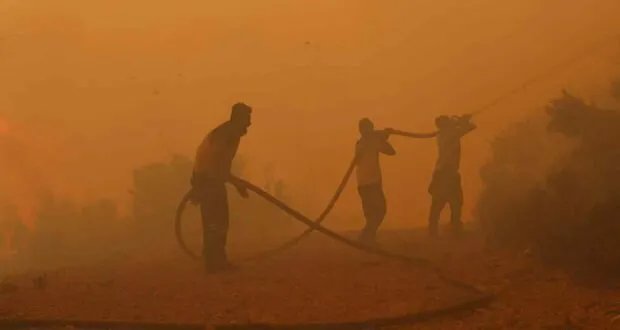 الدفاع المدني يواجه حرائق حماة واللاذقية بجهود مضنية رغم وعورة التضاريس والرياح