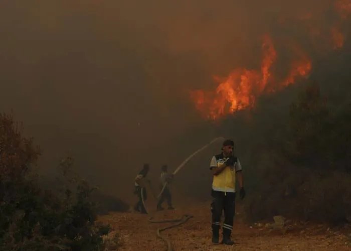 تفاقم حرائق ريف حماة الغربي: إصابات ونزوح ومخاوف من اتساع نطاقها