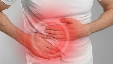 لماذا تعاني من آلام البطن بعد تناول الأطعمة الدسمة؟ الأسباب والحلول