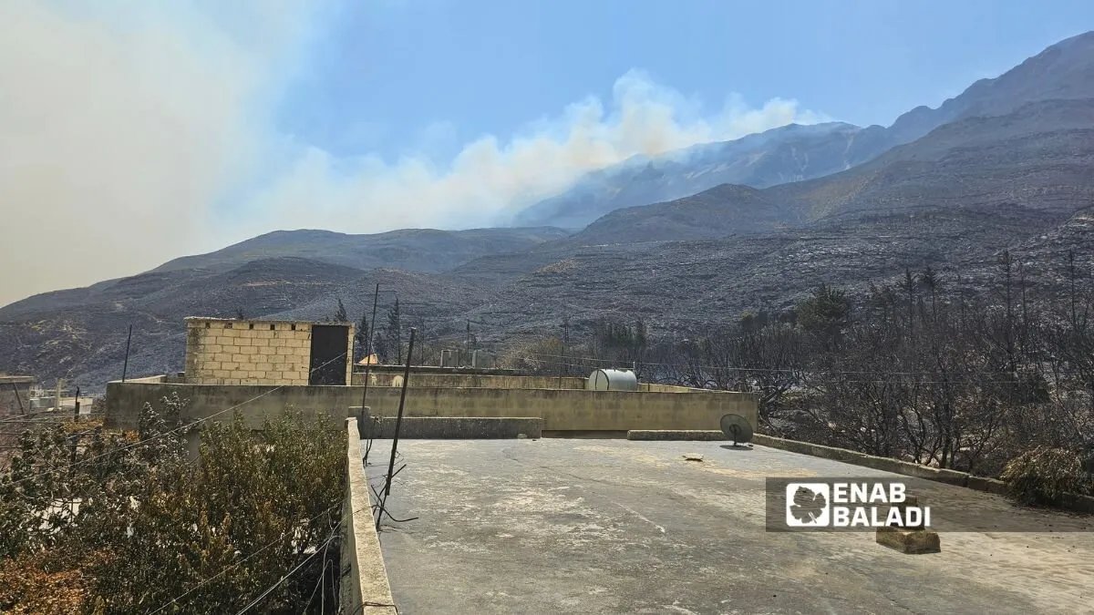 نزوح في شطحة بحماة مع اقتراب الحرائق من المنازل وإصابات تتجاوز الثلاثين