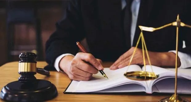 التوقيع على بياض: المخاطر، القيمة القانونية، وكيف تحمي نفسك