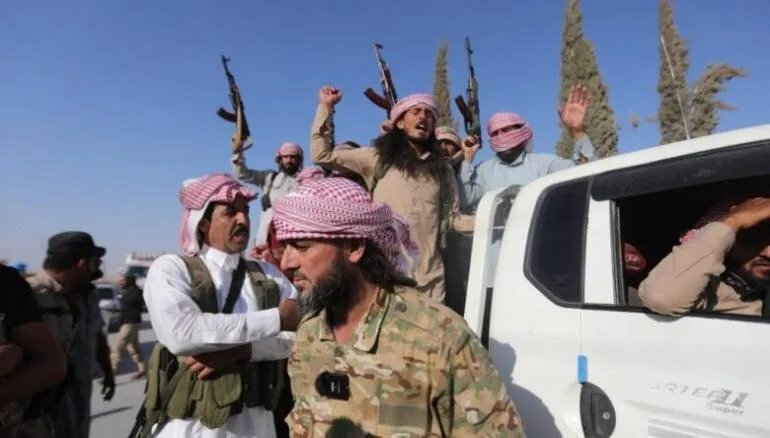 الرقة: اشتباكات بين أبناء العشائر وقسد واستنفار أمني وقصف متبادل في ريف المدينة