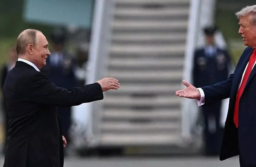 خبير قراءة الشفاه يكشف تفاصيل لقاء ترامب وبوتين الأول في ألاسكا